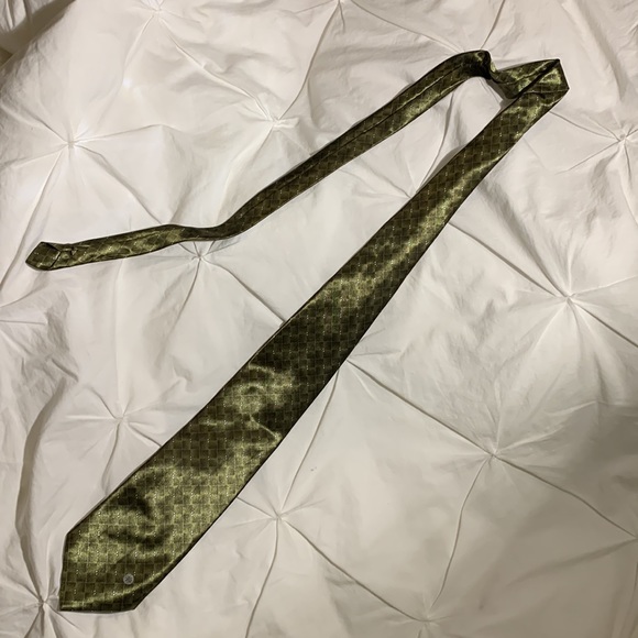 Mint shape VERSACE necktie.  100% silk and absolutely gorgeous. - Picture 4 of 4